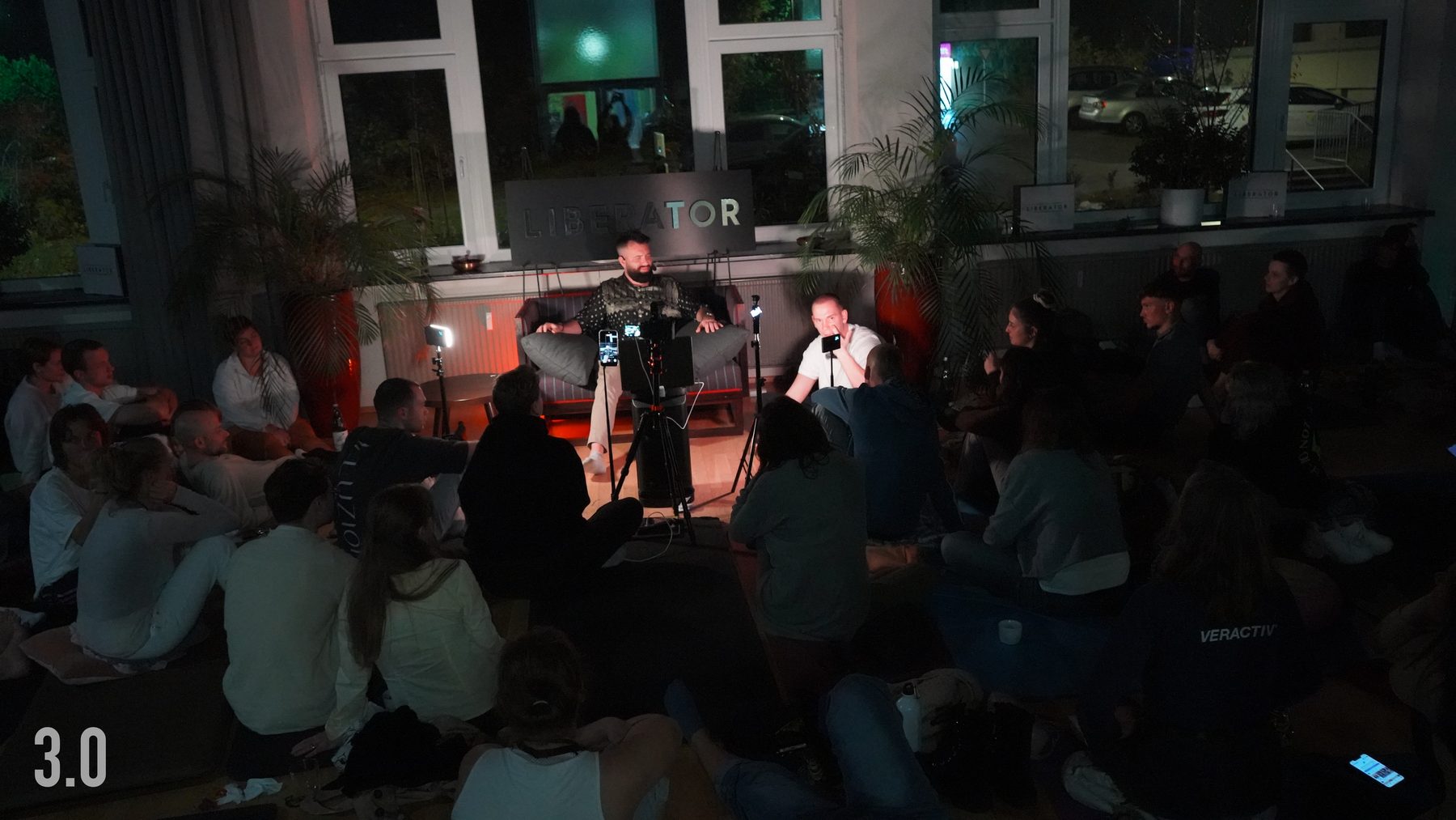 Falk im Gespräch mit einem Teilnehmer auf der Couch
